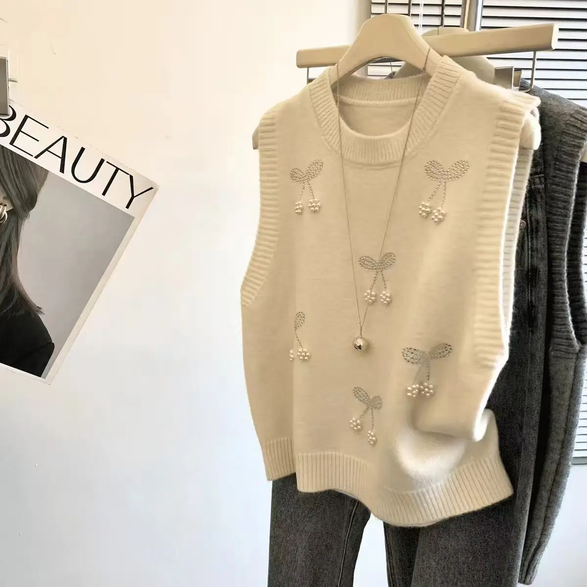 Korean Vintage Sweater O-Neck Nail Bead Knitted Vest Spring Autumn New Embroidery Flower Casual Vest Sleeveless Sweater Top