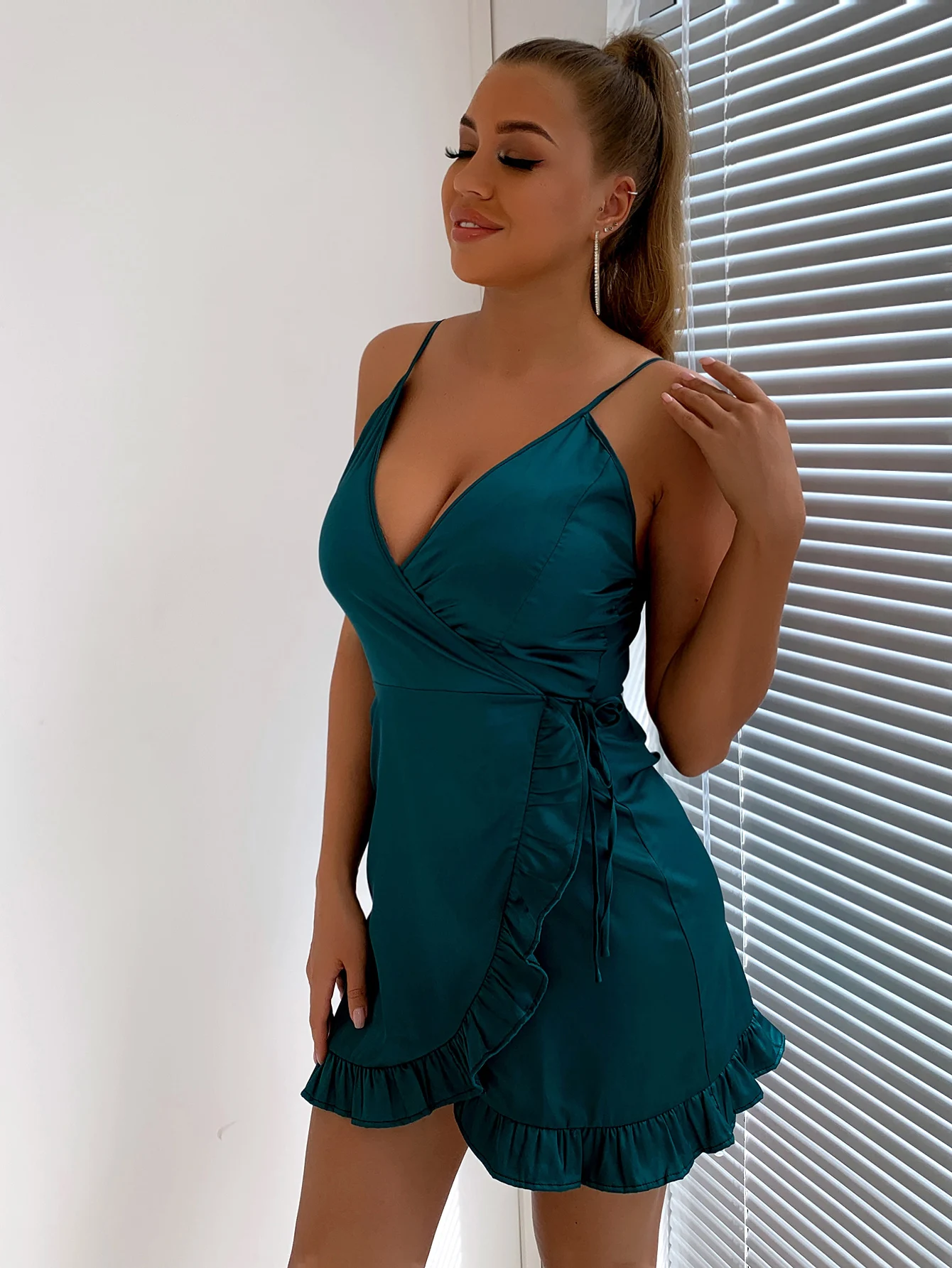 ผู้หญิงสปาเก็ตตี้สายคล้องคอBodycom RufflesลึกVคอชุดRuffle Hem Tieด้านข้างCami Wrap Dress