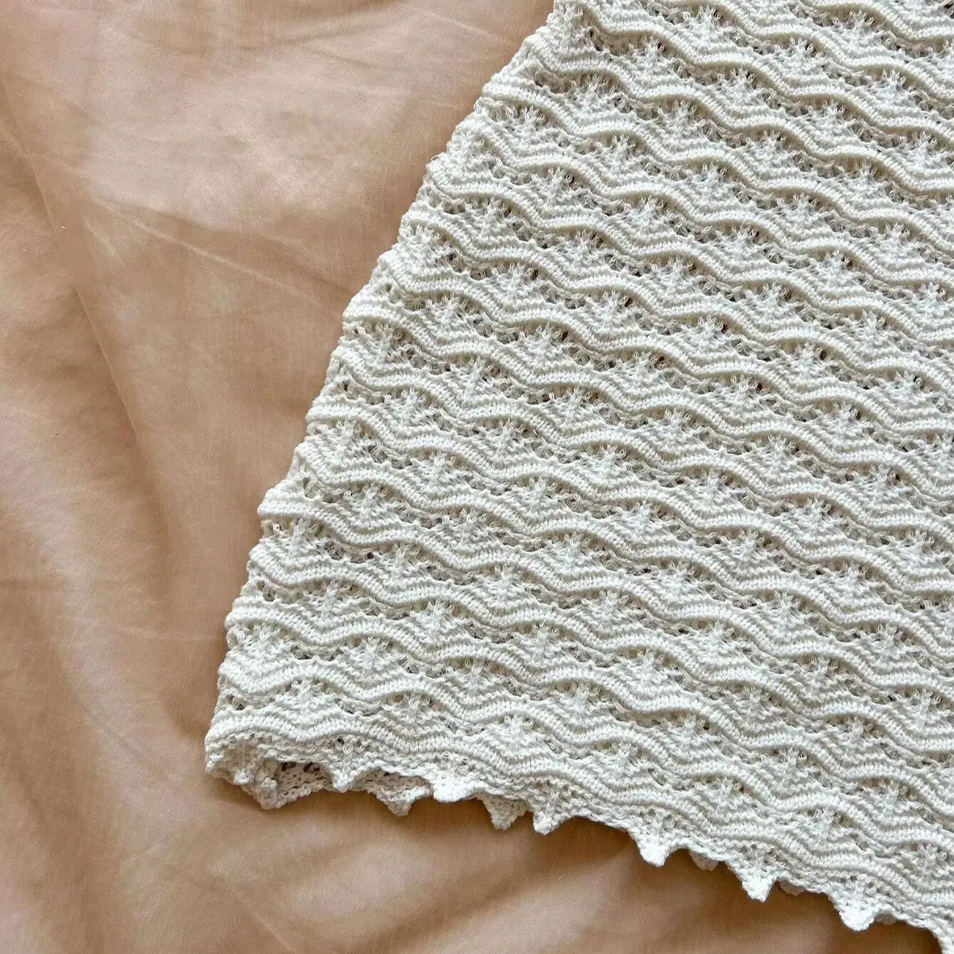 Strickkleid mit V-Ausschnitt und Lochmuster für den Strand