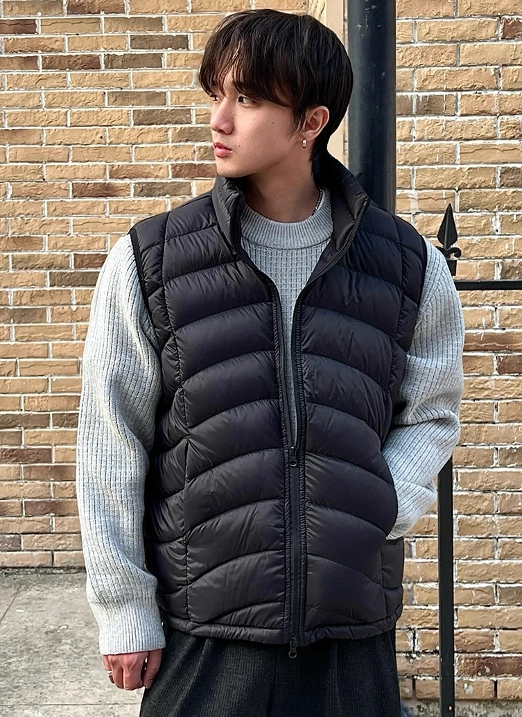 سترات رجالية عصرية بيضاء مبطنة للأسفل 2025 شتاء جديد دافئ مريح سترات بدون أكمام معاطف رجالية خفيفة الوزن بلون سادة وسحاب للأسفل