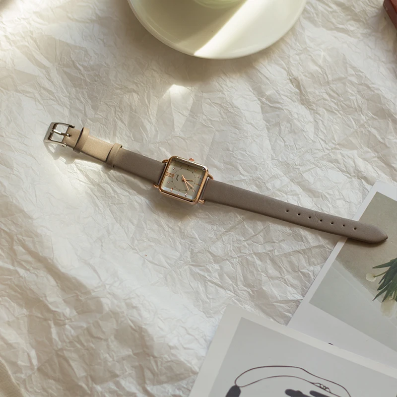 女性用の新しいクォーツスクエアレザーストラップウォッチ、エレガント、シンプル、クラシック、レトロ、ファッショナブル、絶妙、トレンディ、そしてハイエンド。