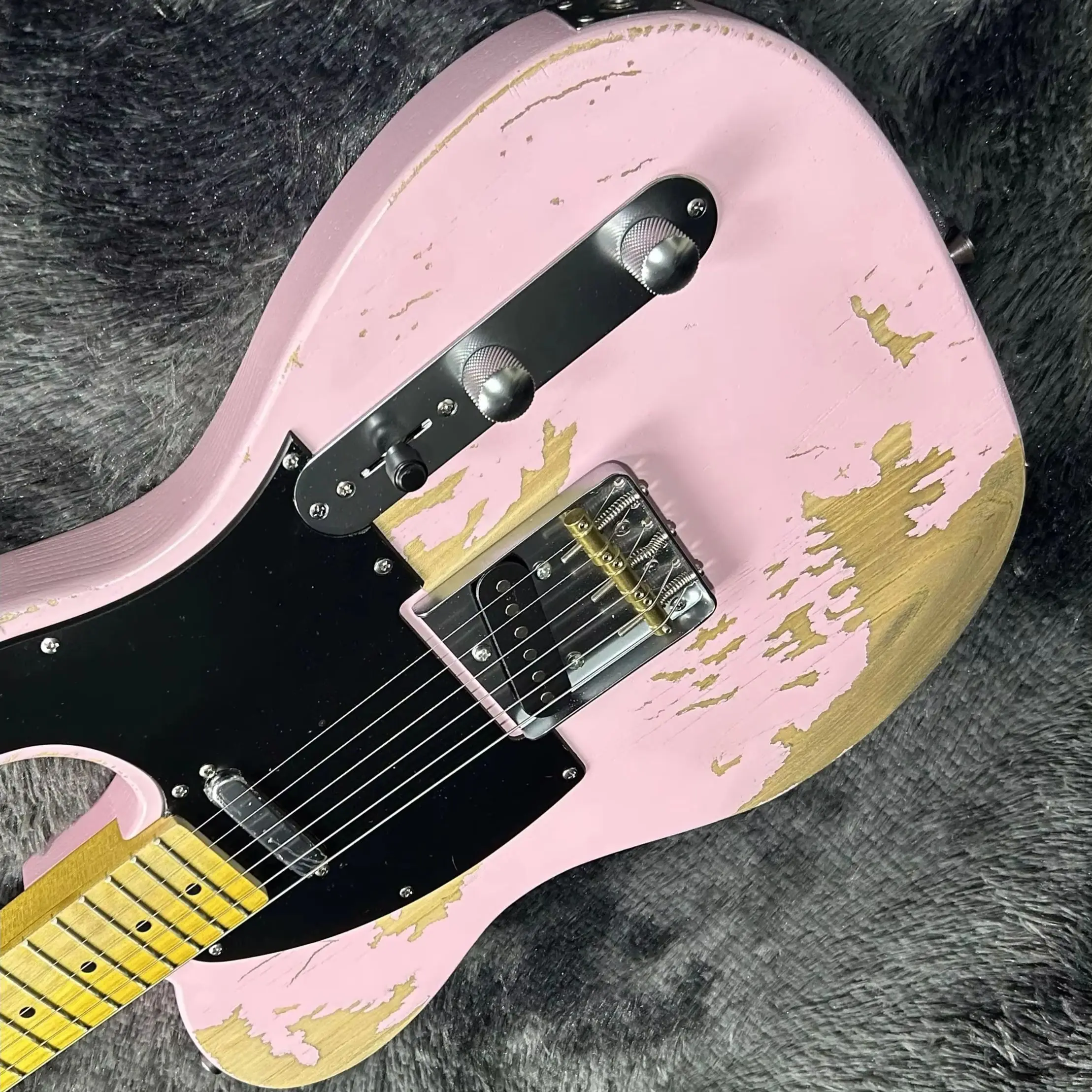

Hot Sale Electric Guitars Alder Body Pink Color 21 Frets Maple Fretboard