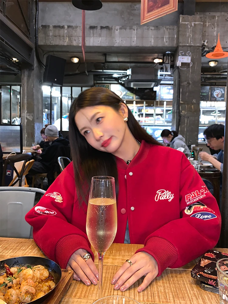 جاكيت بيسبول كلاسيكي أحمر من الصوف لفصلي الخريف والشتاء، مقاس صغير، ملابس خارجية بأسلوب عملي، تصميم فضفاض مع تطريز، أكمام طوي...