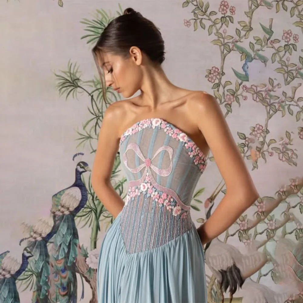 高品質カスタマイズされたストラップレスノースリーブアップリケハイフォークフロアレングスブルーリボン花女性ローブ · ド · ソワレファムシック