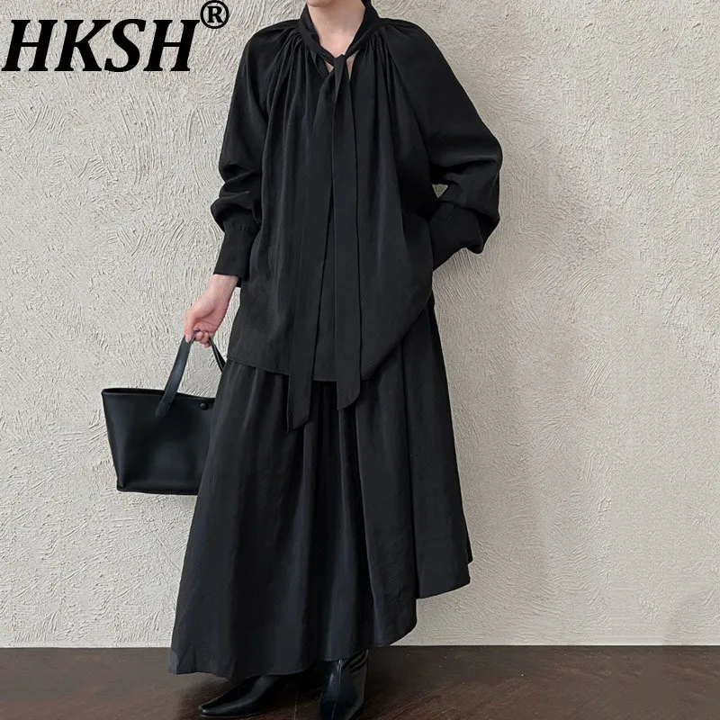 

HKSH весенне-осенний новый женский комплект из двух предметов, однотонная рубашка с длинными рукавами и лентой, повседневная плиссированная юбка, корейский темперамент HK11757