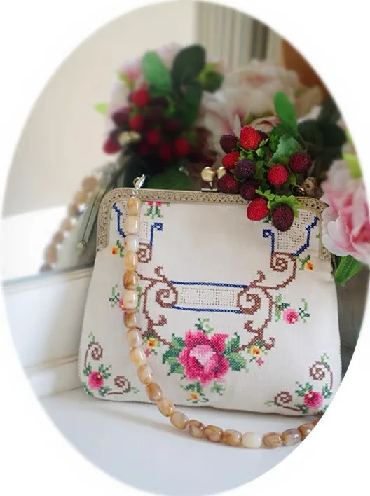 

LOST IN VINTAGE Frame Bag Cross Stitch Farirc Romantic Flower Metal Clutch with Red Agate Bead-bracelet Handbag multifunctional