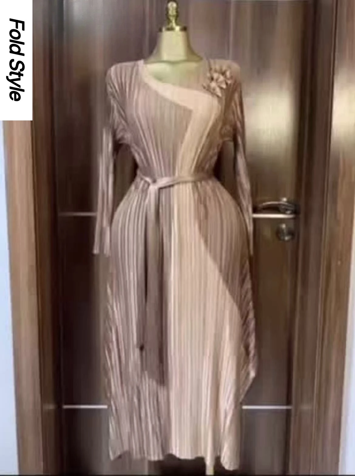 

2025 Summer Pleated Skirt Long Fashion Loose Temperament Foreign Middle-aged Mother Age-reducing Dress Women's Clothing