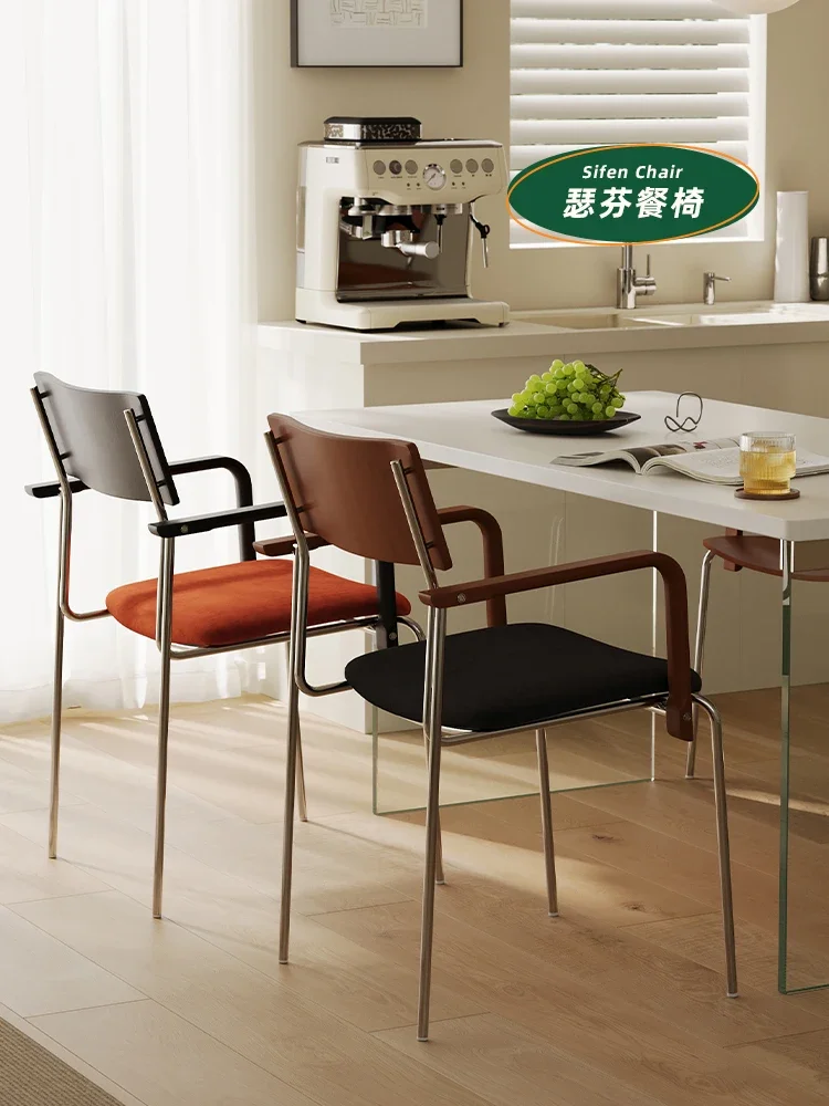 كرسي طعام من العصور الوسطى خفيف فاخر عالي الإحساس للمنزل مصمم كرسي من الخشب الصلب مسند ذراع حقيبة ناعمة ترفيه بسيط