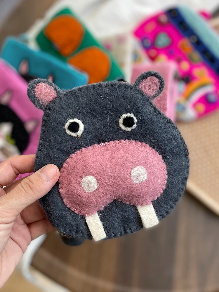 Portamonete animale in pura feltro di lana fatto a mano creativo Simpatico design di ippopotamo Idea regalo festosa Borsa di lana unica con scarto zero