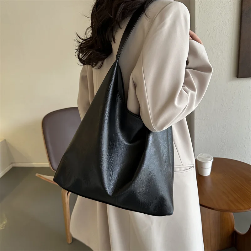 

Spacious soft leather tote for 2025 A/W. This chic underarm bag combines a roomy interior with sleek, versatile style.