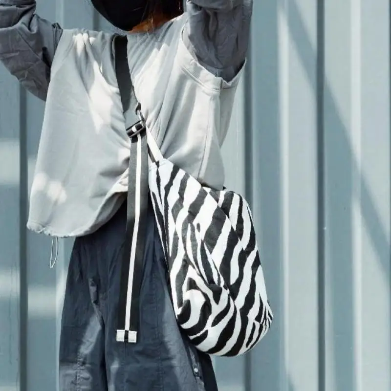 

Оригинальная черно-белая персонализированная женская сумка в полоску зебры, простая повседневная универсальная портативная цельная сумка через плечо Tide