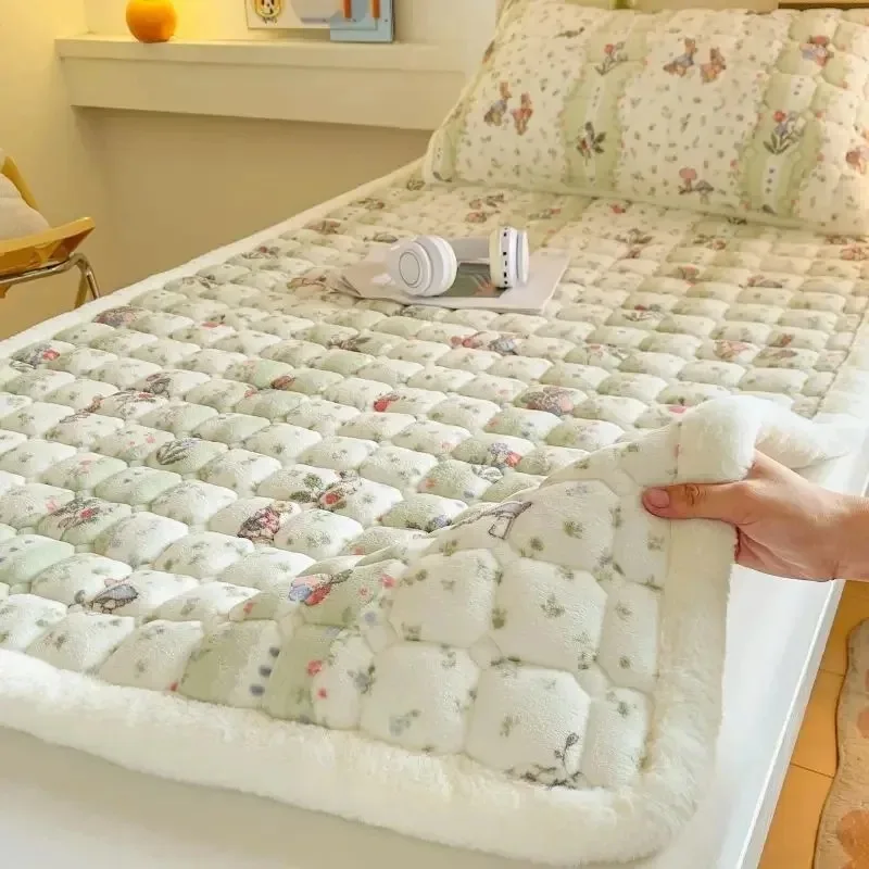 Winter Thick Milk Velvet Mattress Warm and Soft Quilted Washable Mattress Protective 