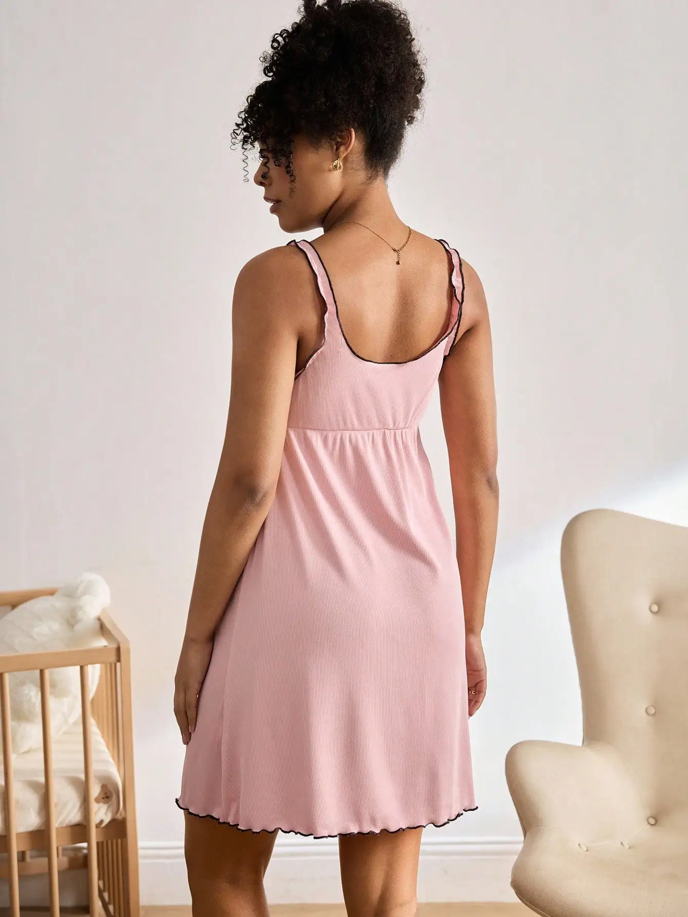 

Розовая ночная сорочка для беременных и кормящих мам с рюшами и бантом