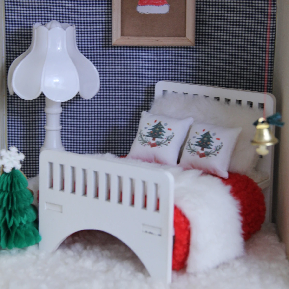 Miniature Simulated Furniture Decoration: 14cm Wooden White Small Bed (Including Bedding) Mini House Model Accessories