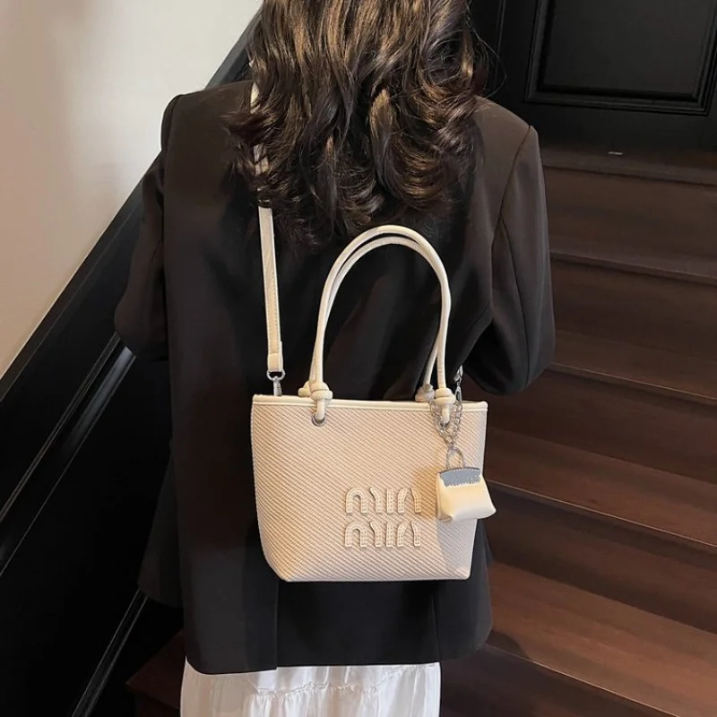 

Women's Crossbody-Bag Made Of Premium Leather Boasting Trendy High-End Paris Look​