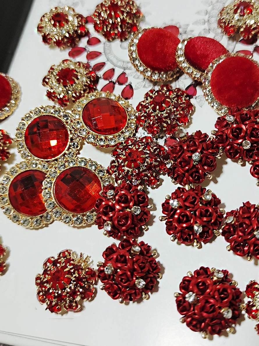 Freudiger Kleider knopf mit roten Strass steinen