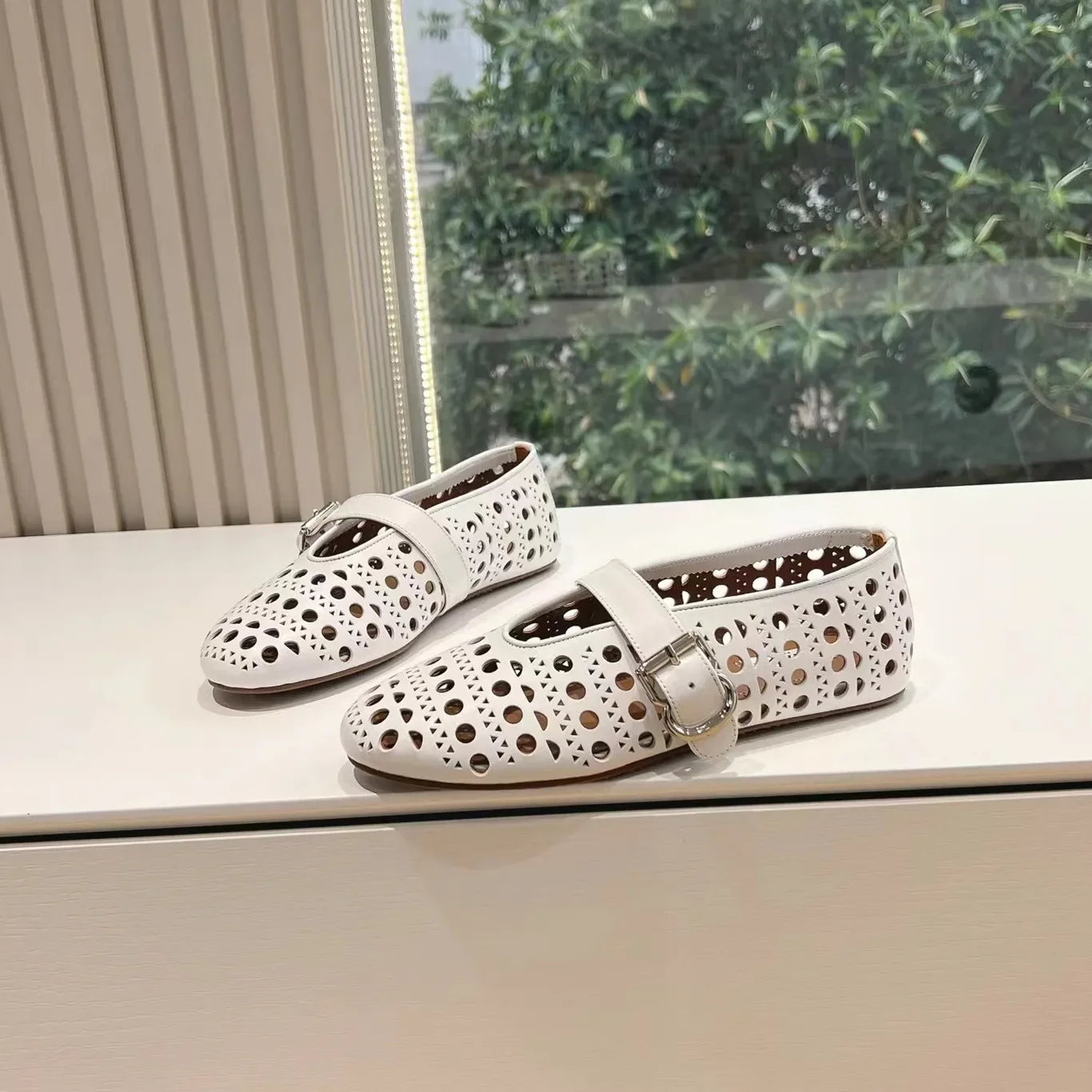 

Leather hollow ballet shoes, sheepskin Mary Jane sandals, fashionable flat shoes, women's trendy sandals