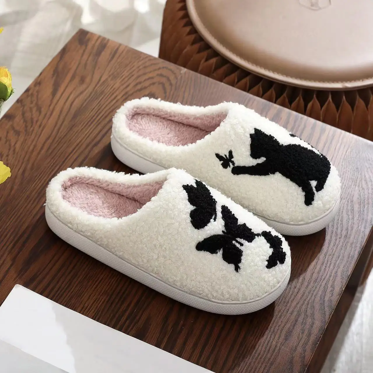 Cheap Lightweight Home Slippers Women Designer Butterfly Cat Emboridery Shoes for woman 2024 Flat Furry Slippers