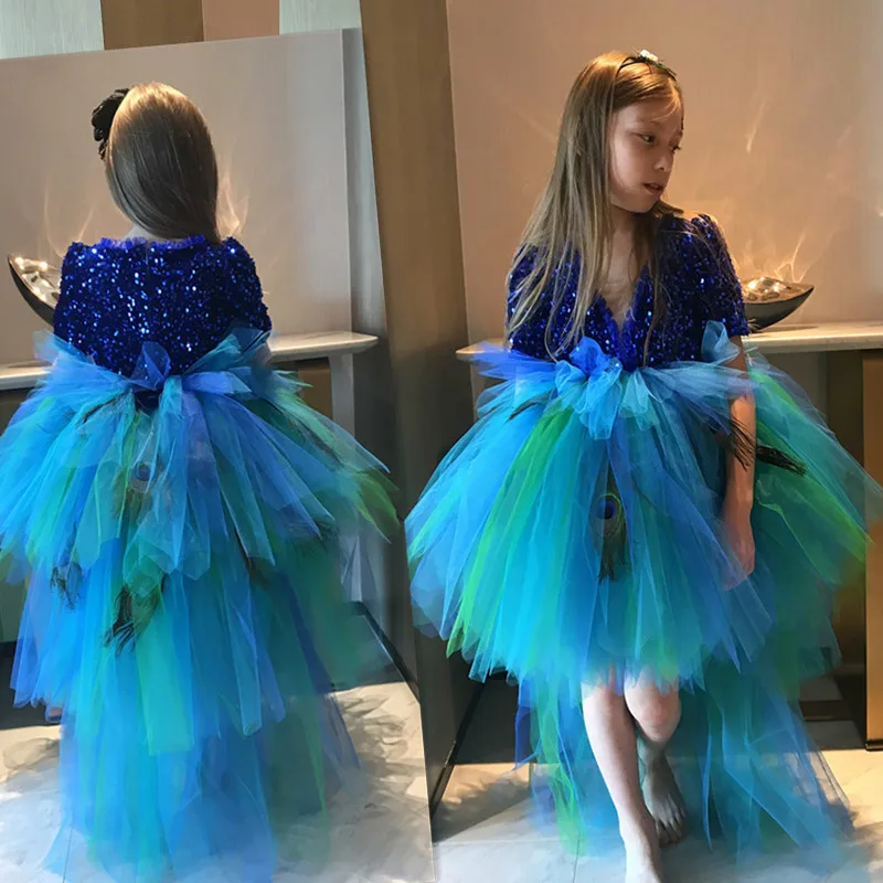 Maßgeschneidertes Glänzendes Pailletten-Blaues Tüll-Ballkleid mit Federn und V-Ausschnitt für Mädchen, Knielang, 2026 Festkleider – Detail 4