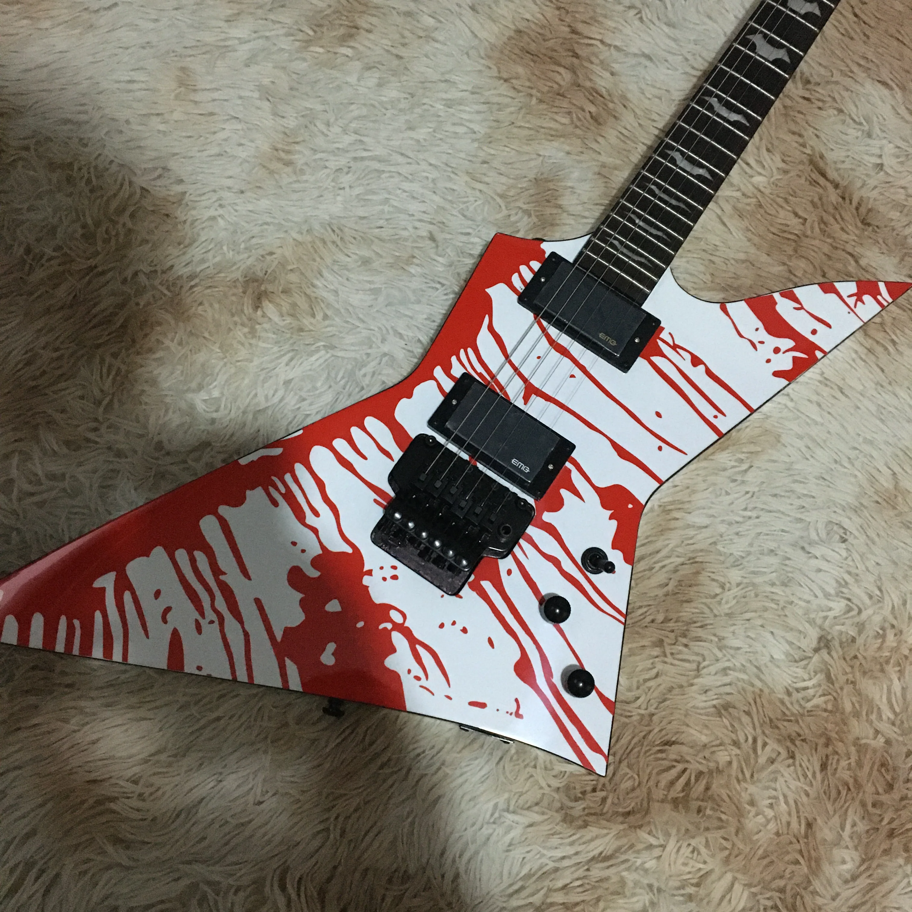 

Популярная шестиструнная электрогитара с узором для пятен крови, черные звукосниматели