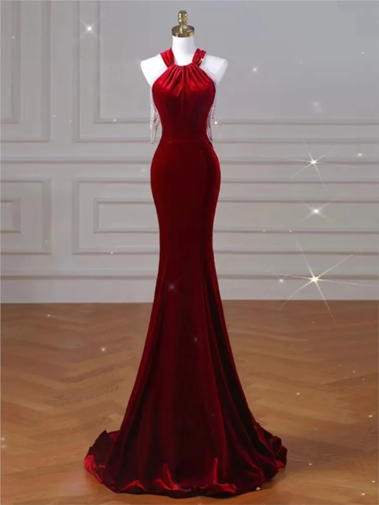 

A long wine-red velvet toasting dress with fish-tail feel for the host