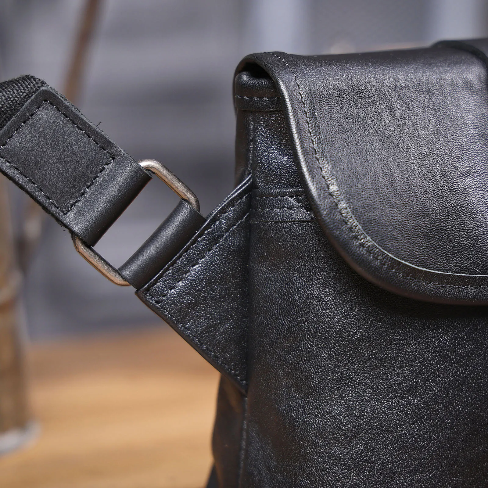 S.WORKER Modische Echtleder-Umhängetasche für Herren, Vollnarbig, Trendige Casual-Crossbody-Tasche, Mini-Umhängetasche für Handy und Schlüssel – Detail 14