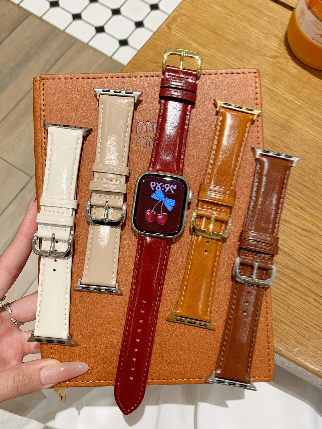 

Модный ремешок из глянцевой кожи с эффектом масляного воска для Apple Watch Series 8/7/6/10, 40 мм, 41 мм, 38 мм, 42 мм, 44 мм, 45 мм, 46 мм