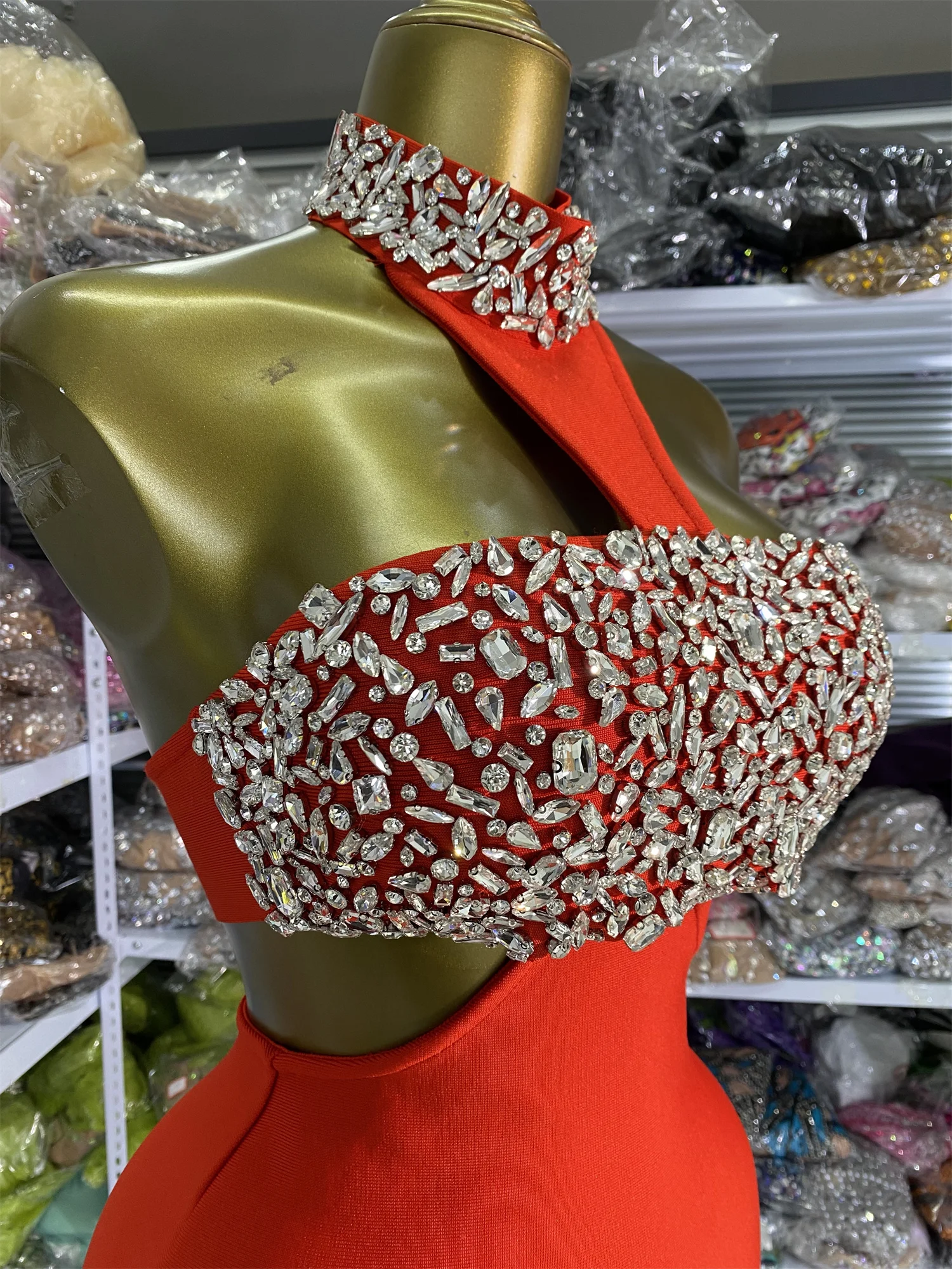 Usine en gros robe de pansement femmes rouge licou découpé cristal paillettes longue anniversaire célébrité robe de soirée remise des diplômes