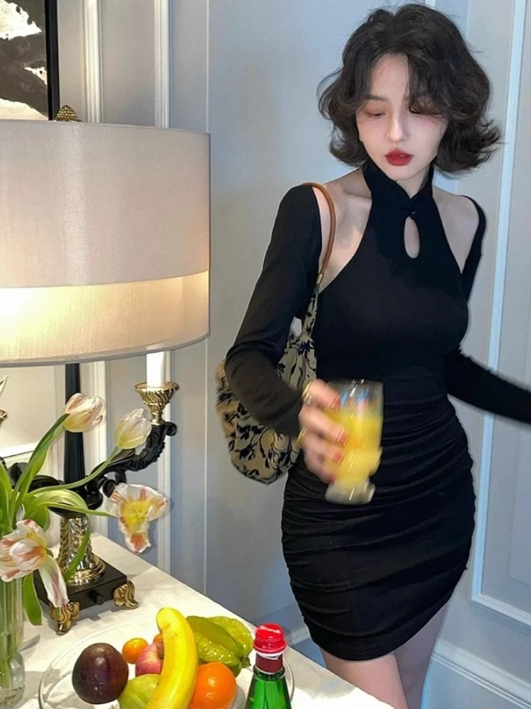2025 Elegantes chinesisches Cheongsam-Kleid im Retro-Stil, schwarzes Ausschnitt-Neckholder-Kleid mit Stehkragen, schmale Passform, figurbetontes Minikleid, luxuriöser, schicker Stil