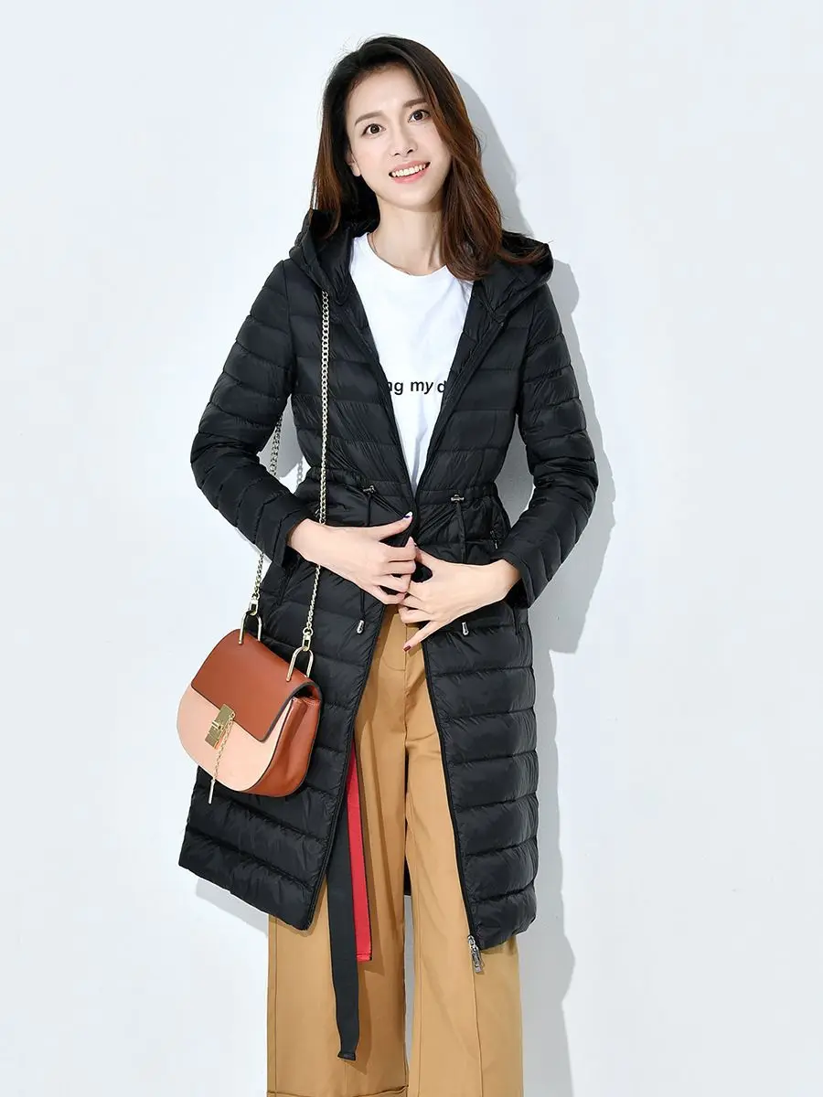 معطف أنيق وطويل 2025. تتميز السترة ذات القلنسوة خفيفة الوزن مع خصر برباط جذاب مناسبًا.