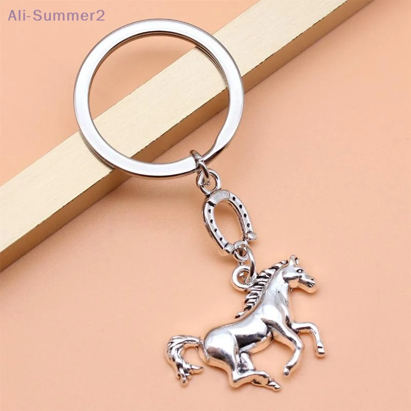 {Summer2} Innovativer Metall-Schlüsselanhänger im Pferde-Design; Retro-Schmuckstück-Schlüsselanhänger für Pferde; Taschenverstärker; Geschenk für das neue Jahr. Glücksmaskottchen.