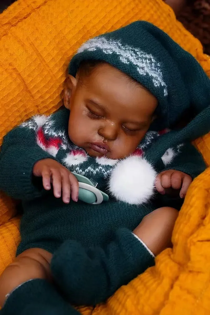 SINO-BB Fornitura limitata personalizzata da 18 pollici Reborn Baby Teddy con capelli dipinti Pelle scura Bambola già finita Abito diverso