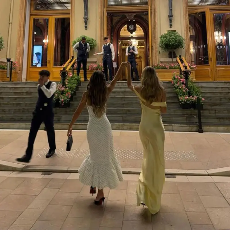 Vestidos bodycon em mulher branca bateau pescoço ampla abertura clavícula revelando elegante sofisticado atemporal clássico moda vibe