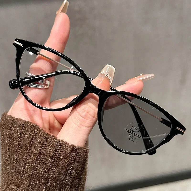 2025 New Retro Cat Eye Photochromic Myopia Glasses Ultra Light Neutral High-end Stylish Anti Blue Light Myopia Glasses