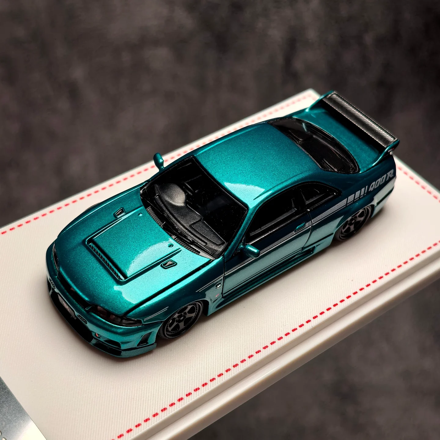 

Акции Focal Horizon FH 1/64 GTR R33 400R, двухцветная литая модель автомобиля в 2025 году