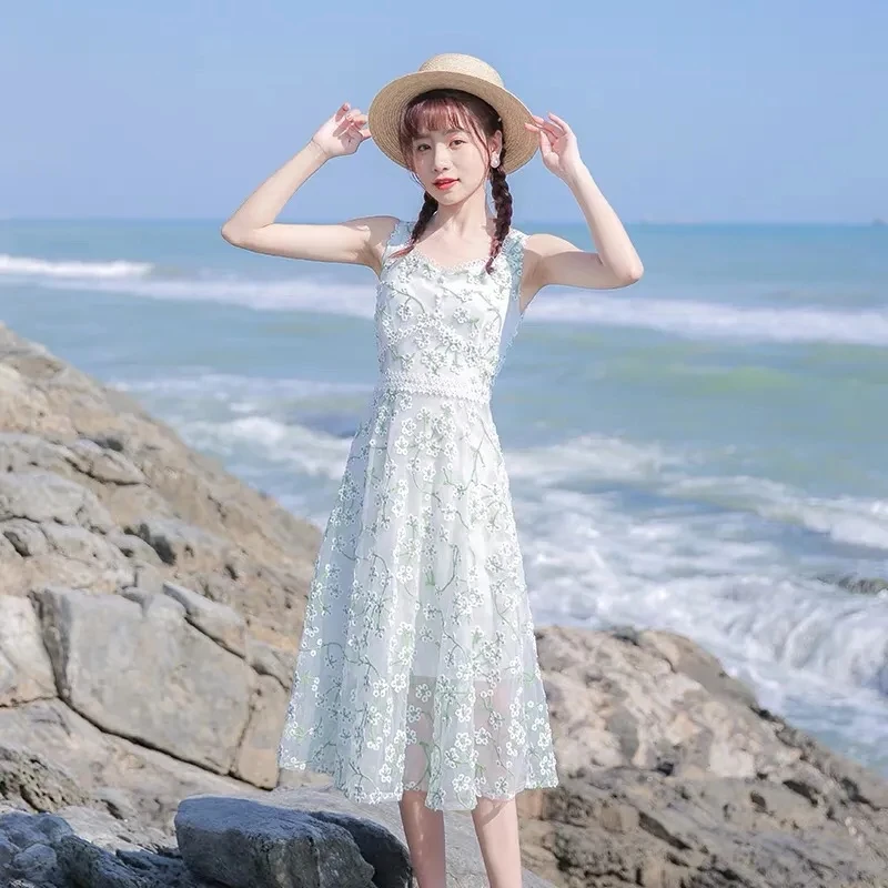 

Embroidered mesh suspender dress summer 2022 new sweet little fresh temperament slim floral skirt