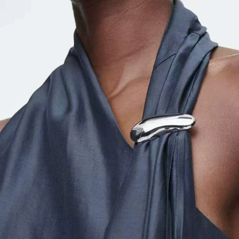 Curved Bean Brooch: Minimalist Metal Lapel Pin for Women's Clothing, Buckle, Fashion Scarf Clip, and Jewelry