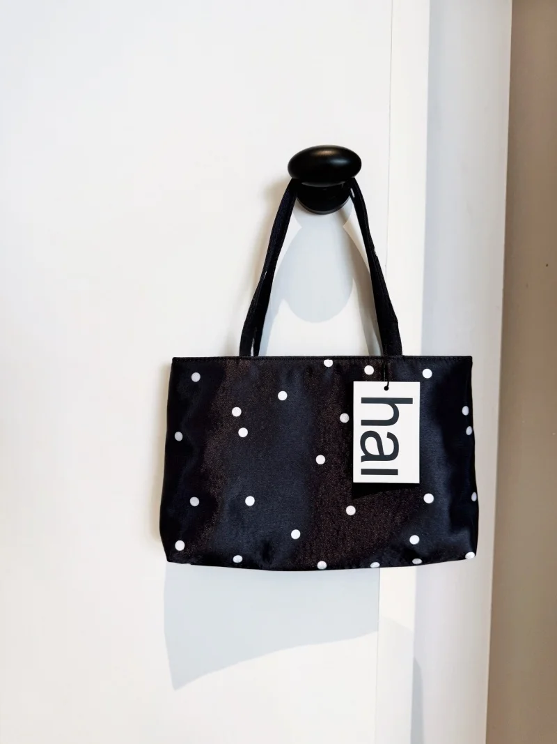 黒の水玉模様のフランスパン型バッグ、ヴィンテージで多用途、エレガントなバレエスタイルのハンドバッグ、サテンの表面、高級感のある小さなスクエアバッグ