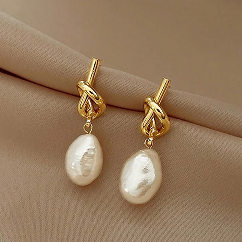 A pair of elegant retro artificial pearl earrings, women in daily life, weddings, banquets, and other occasions to wear