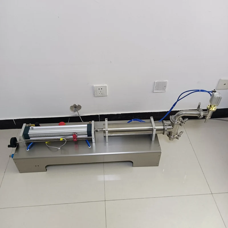 آلة تعبئة كمية سائلة برأس واحد من الفولاذ المقاوم للصدأ آلة تعبئة هوائية أفقية حليب النبيذ المشروبات