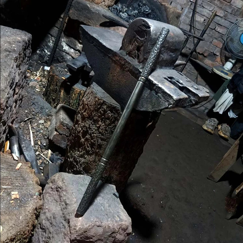 Strumento per attrezzature per arti marziali a prova di esplosione montato su auto con cerchio corto in oro fatto a mano portatile EDC da 50 cm