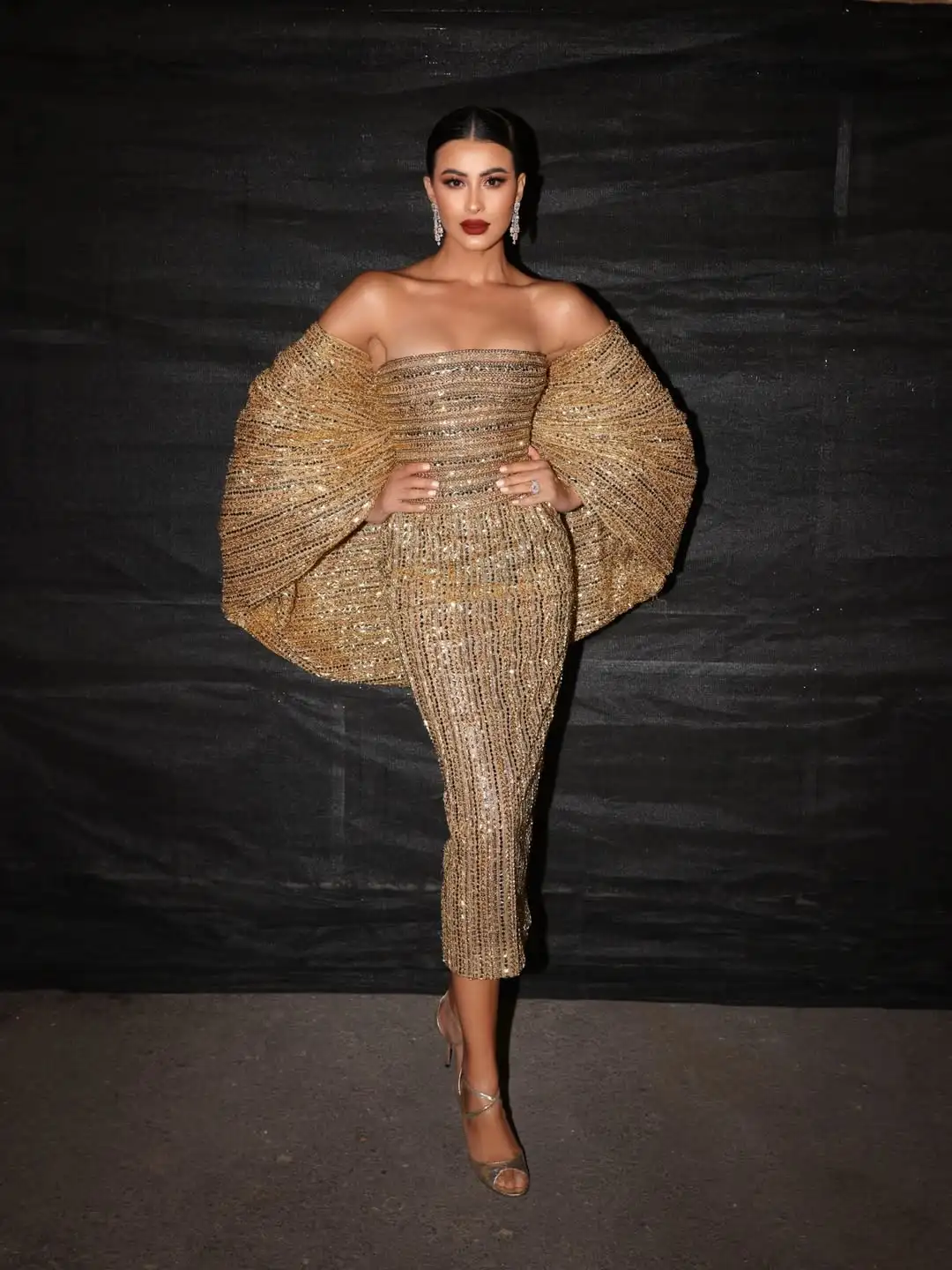 

Ramadan Luxury Custom Gold Sequin Evening Gown Strapless Oversized Cape Midi Slim Fit Prom Celebrity Dress For Iftar Banquet Eid