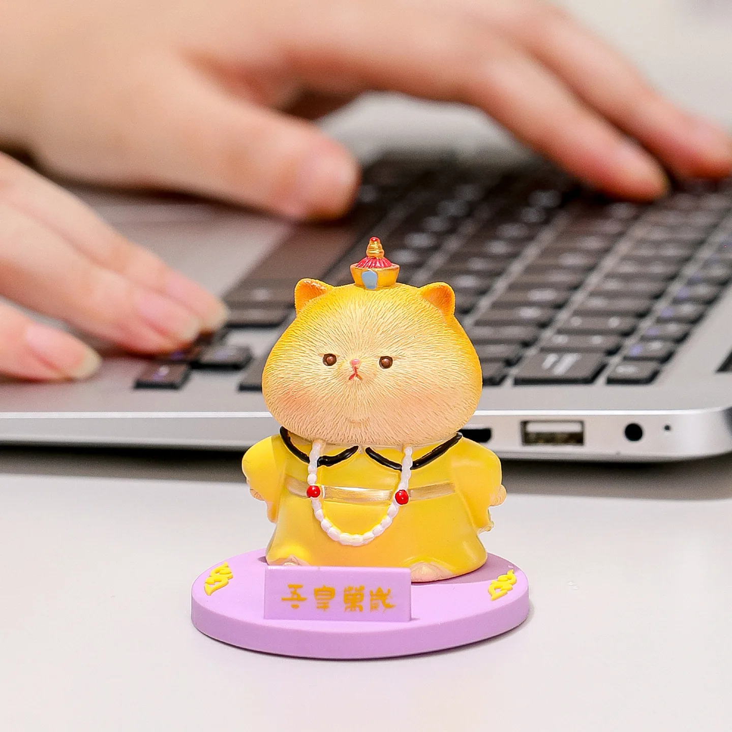 Креативная подставка для телефона с милым питомцем Meow Meow, украшение для офиса, ленивый планшет, украшение для рабочего стола для iPhone 17 16, держатель для телефона