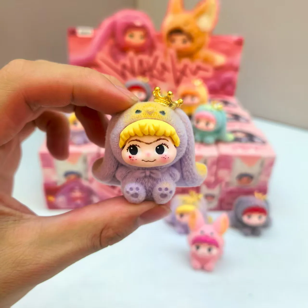 ของเล่นใหม่สุดฮิต วากุ ตุ๊กตาจิ๋วในกล่องสุ่ม ของตกแต่งโต๊ะนักเรียนสุดเท่ ของเล่นน่ารัก ของขวัญ