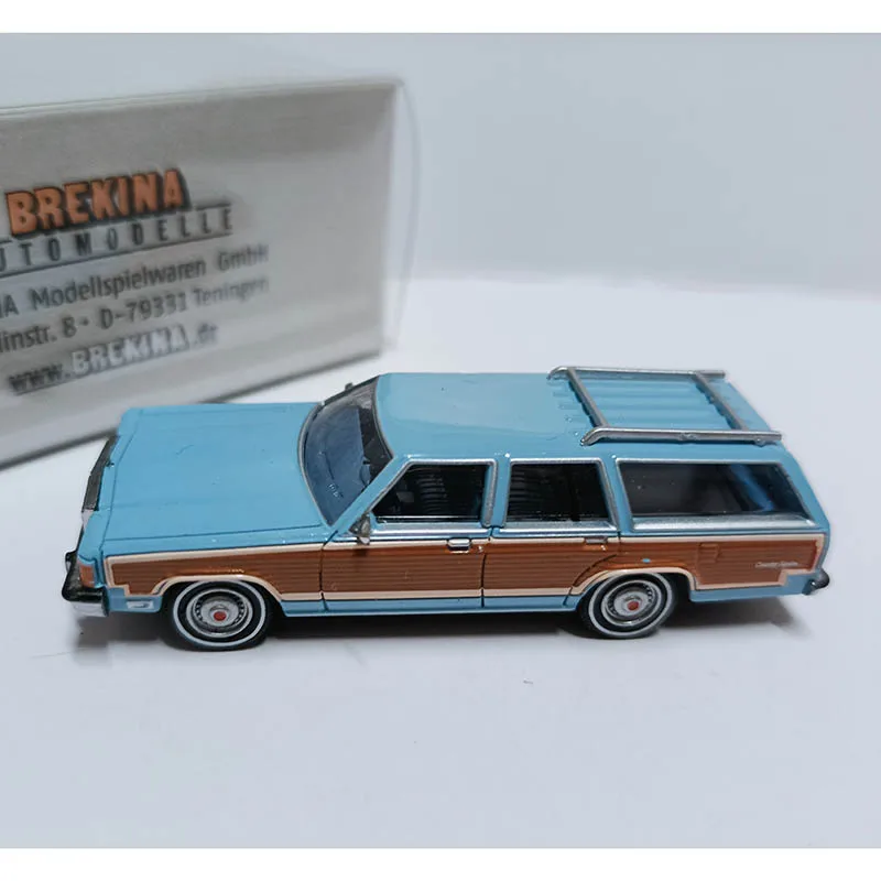 Brekina 1/87 Ford off-road Wagon Model Ford LTD Country Squire White brown-red Light blue dark green