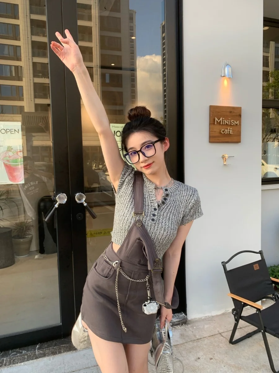 

Комплект Simona: джинсовый комбинезон с высокой талией и укороченная вязаная футболка с эффектом похудения – летний модный комплект для стильных девушек