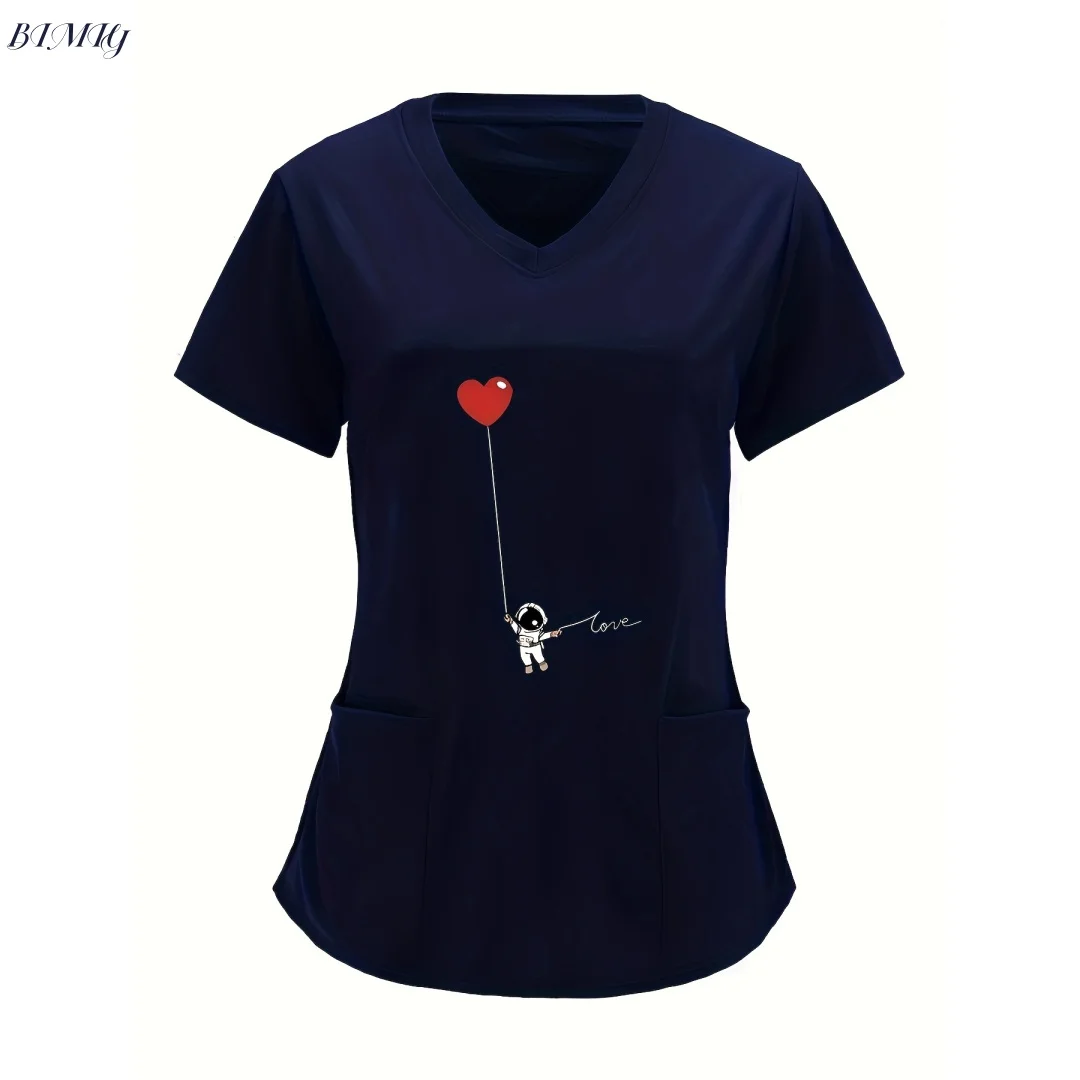 เสื้อยืดพยาบาลคอวีลำลองสำหรับผู้หญิง พร้อมกระเป๋าทรงหัวใจ ลายพิมพ์ไล่สีแบบยืดหยุ่น ลาย Love คอวี แขนสั้น มีกระเป๋า