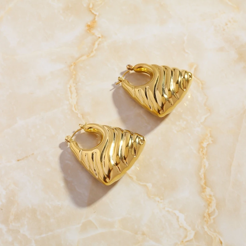 SOMMAR 2026 new Hot Gift Gold Plated Gentlewoman clip on earrings 3D diagonal earrings women earing charms