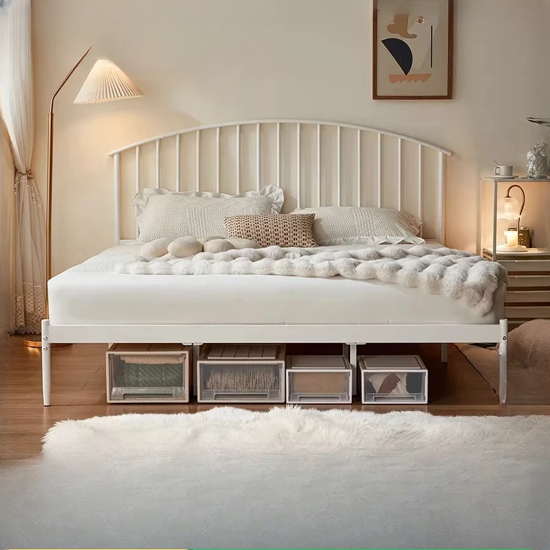 سرير حديدي بسيط بلون كريمي: إطار رقيق يخلق ملمسًا هوائيًا لغرف النوم الصغيرة، ويمزج في تراجع مهدئ ومريح #2