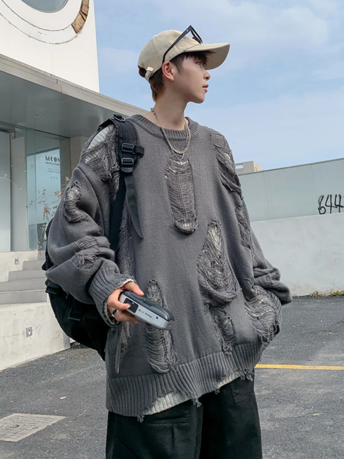 เสื้อสเวตเตอร์ถักทรงหลวมสำหรับผู้ชาย ดีไซน์รูระบายอากาศ สไตล์ลำลอง ทรงหลวม แขนยาว คอกลม แฟชั่นฤดูใบไม้ร่วง สตรีทแวร์